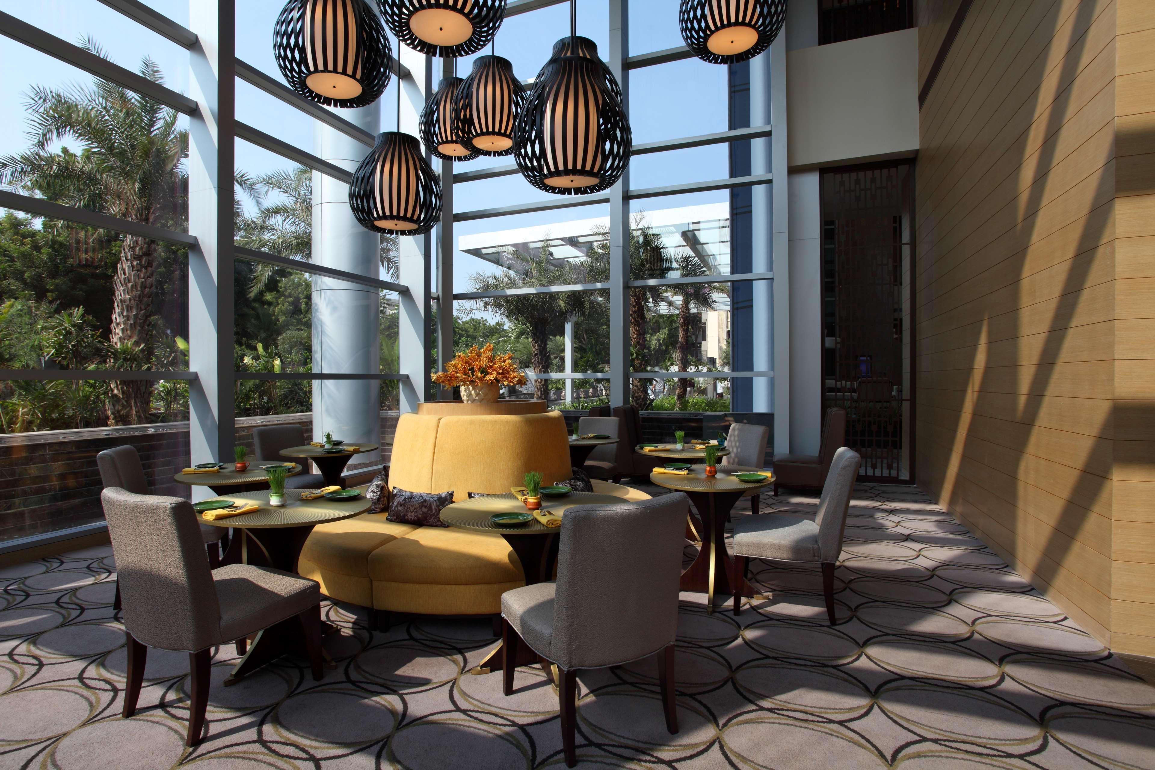 Готель Hyatt Regency Ахмедабад Екстер'єр фото The restaurant