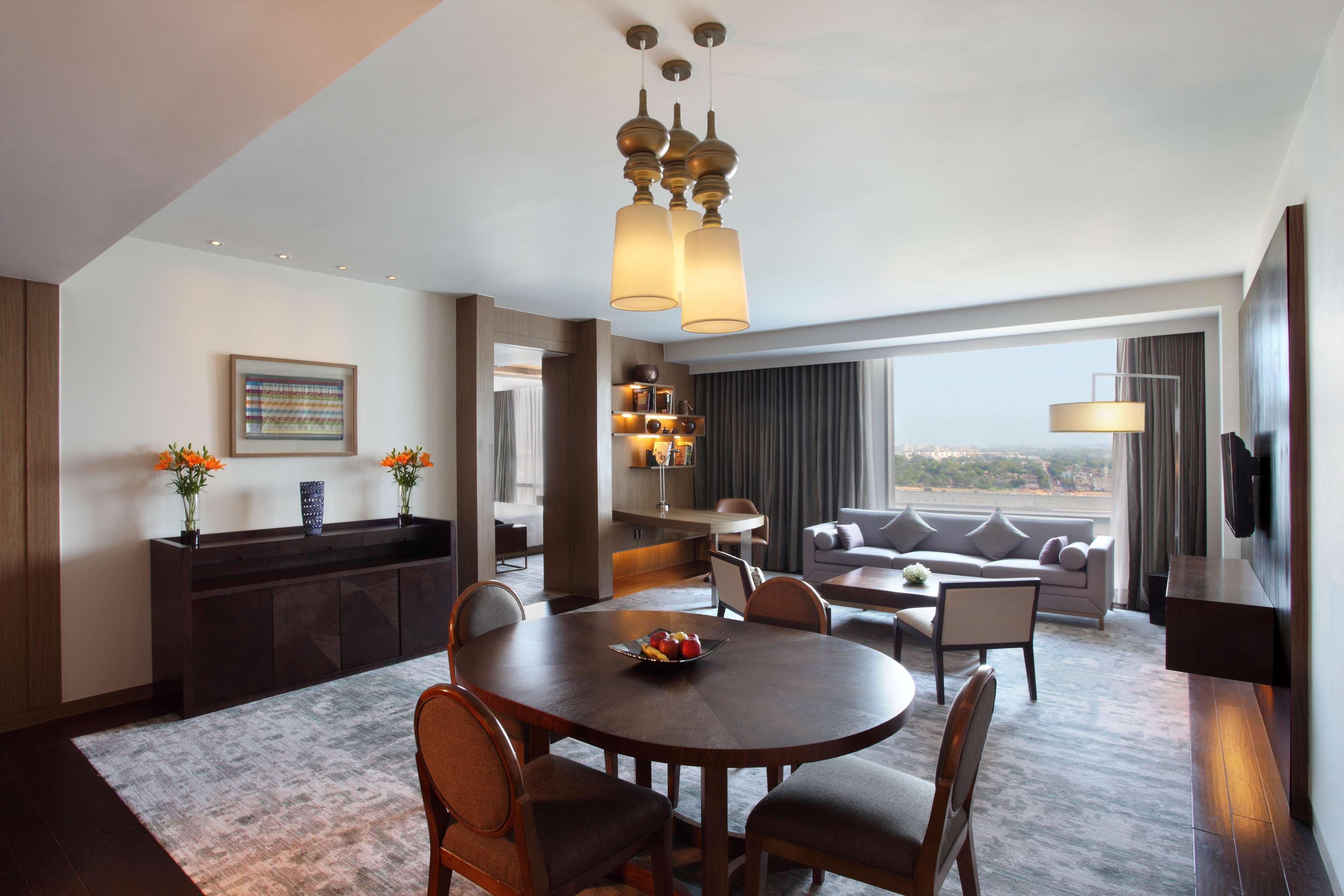 Готель Hyatt Regency Ахмедабад Екстер'єр фото A suite at the hotel