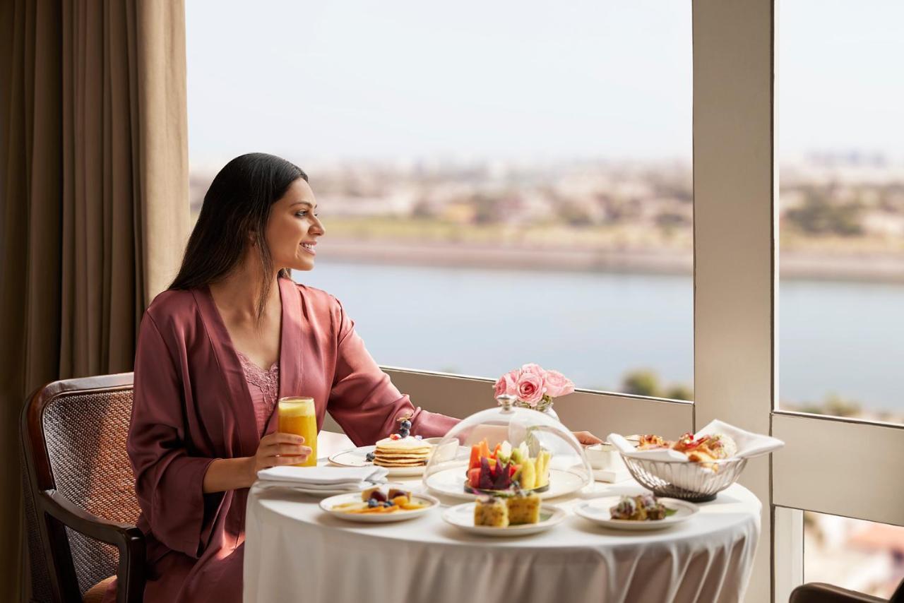 Готель Hyatt Regency Ахмедабад Екстер'єр фото A woman enjoying breakfast at the Taj Mahal Palace, Mumbai