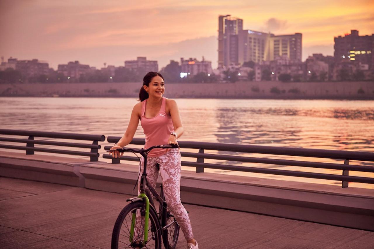 Готель Hyatt Regency Ахмедабад Екстер'єр фото A woman cycling in Noida