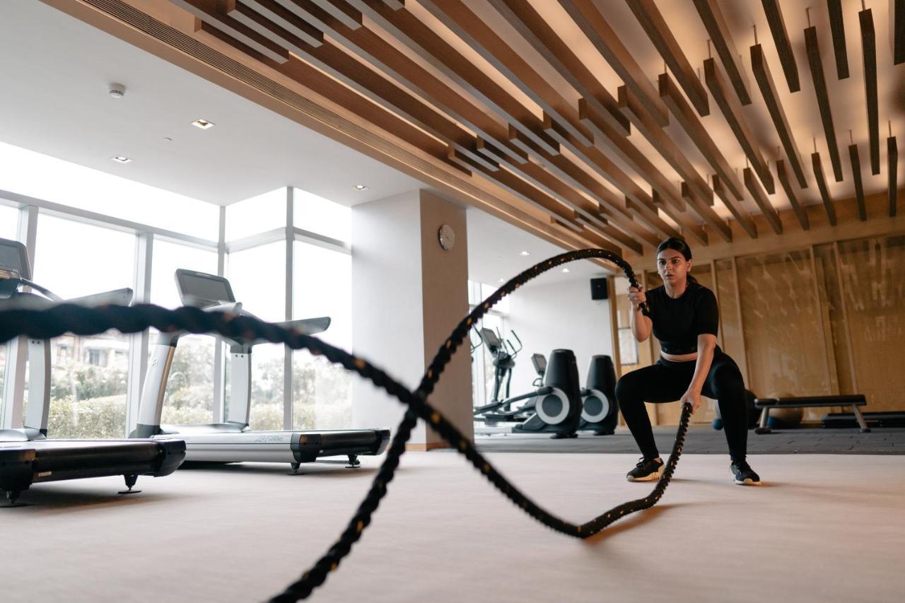 Готель Hyatt Regency Ахмедабад Екстер'єр фото A woman using battle ropes
