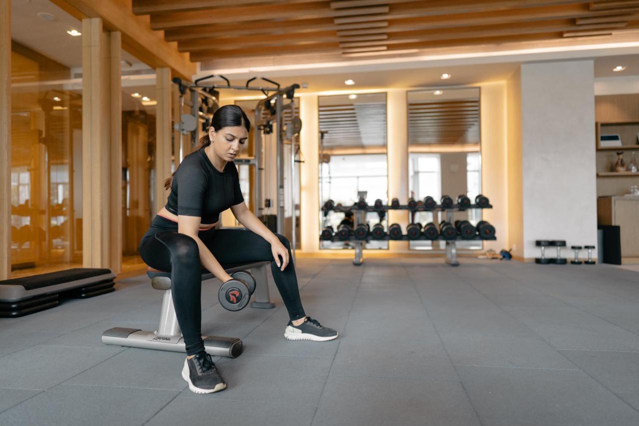 Готель Hyatt Regency Ахмедабад Екстер'єр фото A woman lifting weights