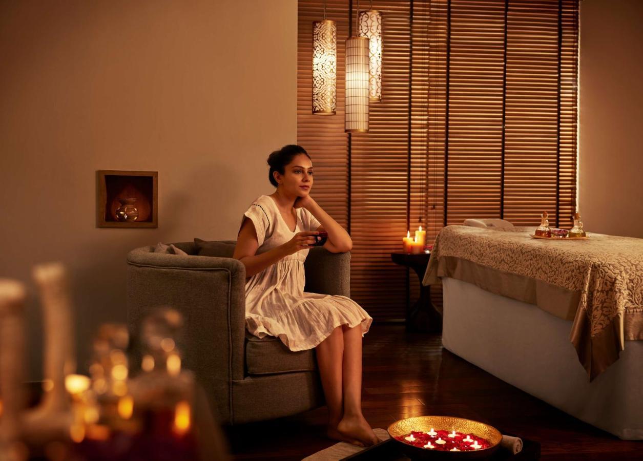 Готель Hyatt Regency Ахмедабад Екстер'єр фото A woman at a spa