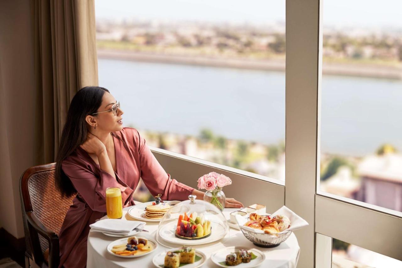 Готель Hyatt Regency Ахмедабад Екстер'єр фото A woman enjoying breakfast at the Taj Mahal Palace, Mumbai