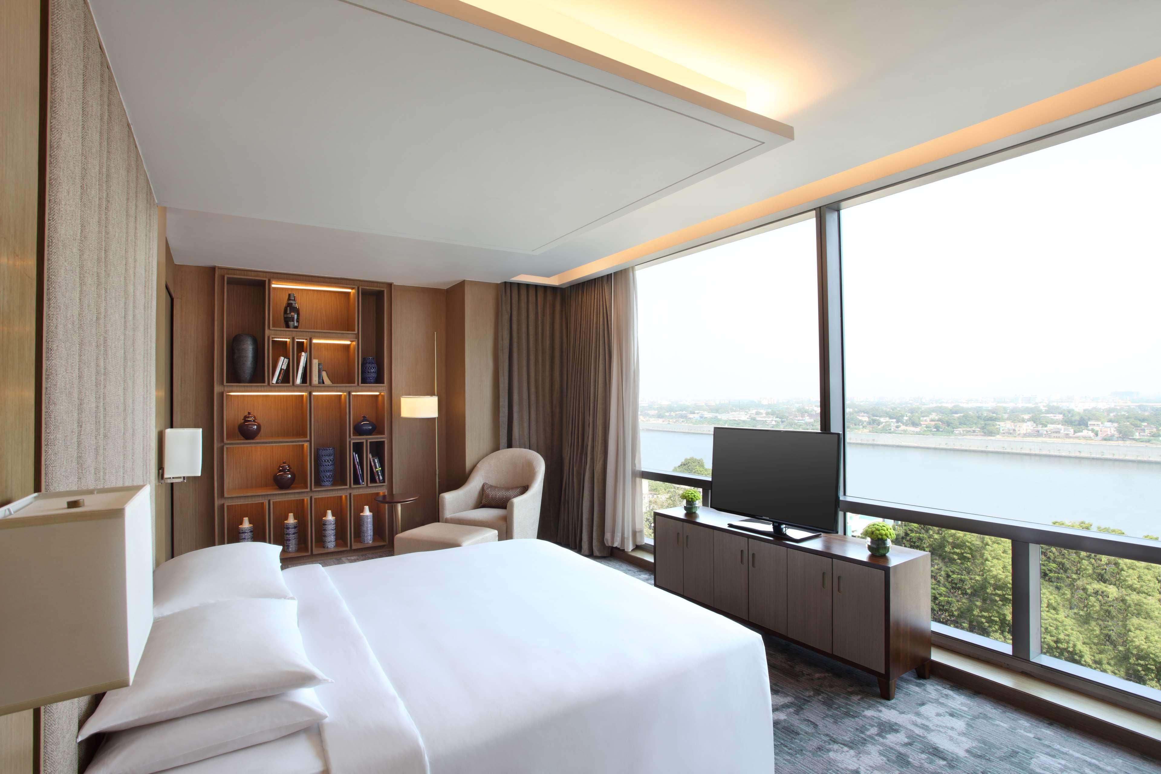 Готель Hyatt Regency Ахмедабад Екстер'єр фото A bedroom at the hotel